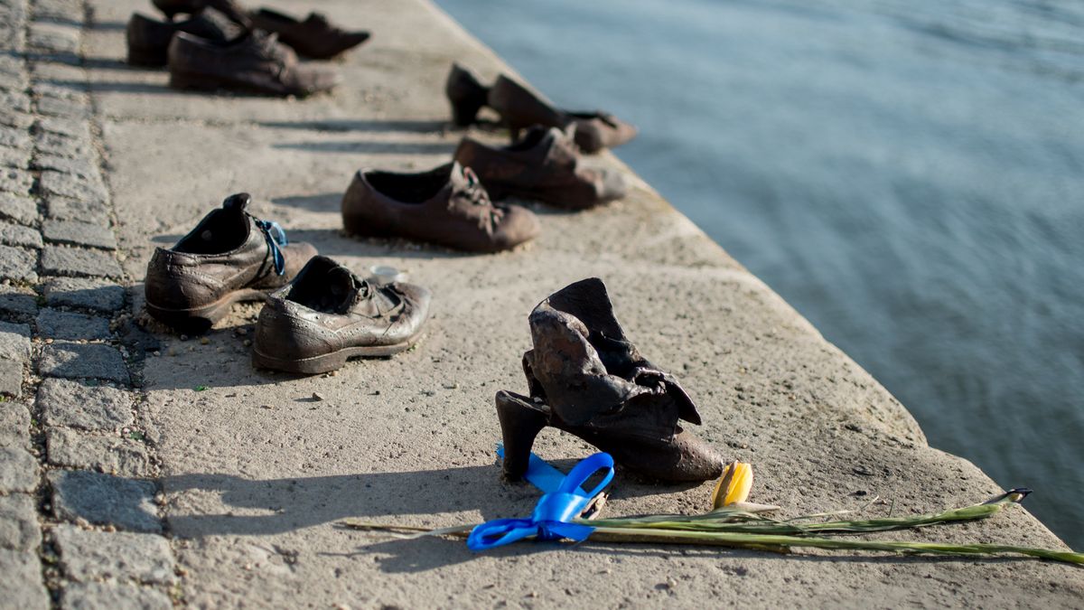 Boty jako tiché připomínky masakru. Teď zase teče krev, Budapešť mlčí